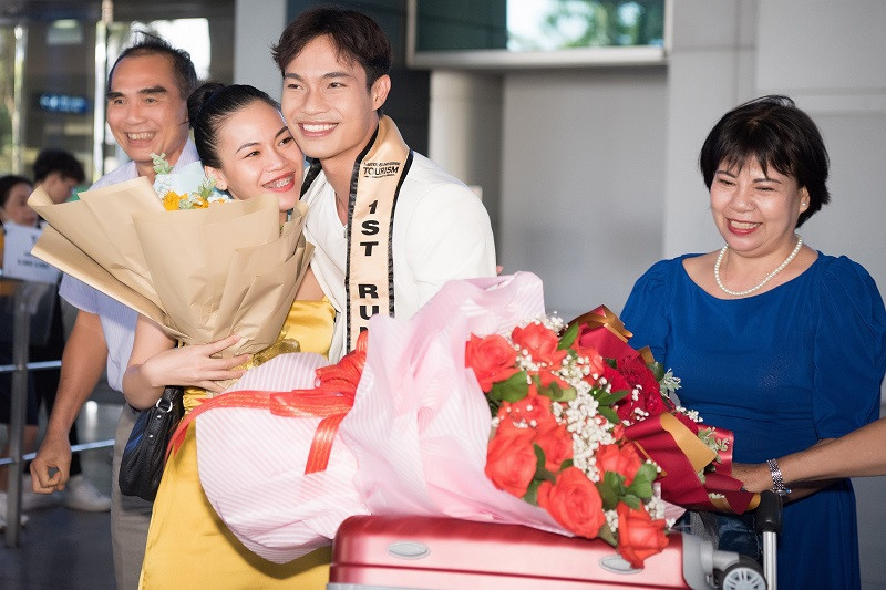 Để mặt mộc, Huỳnh Võ Hoàng Sơn vẫn điển trai ngời ngời. Anh cho biết đây là khoảnh khắc hạnh phúc trọn vẹn trong suốt hành trình dự thi đấu trường nhan sắc quốc tế đầu tiên của mình.