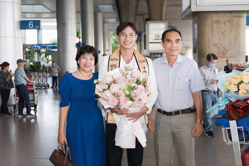 Ra đón Á vương Mister Universe Tourism 2023 về nước là ba mẹ, người thân và gia đình, bạn bè. Biết được lịch trình về nước của "bác sĩ 9X" nhiều người hâm mộ cũng mang hoa ra sân bay tặng và chụp ảnh cùng anh.