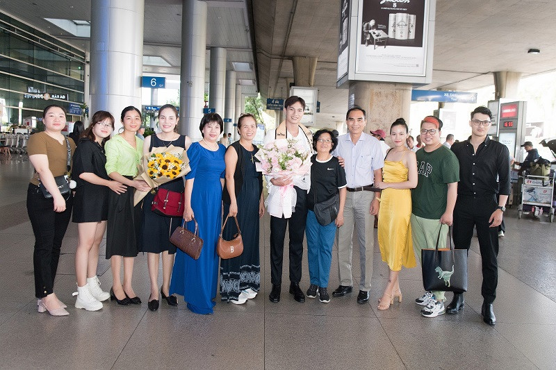 Á vương Hoàng Sơn cũng chia sẻ: "Đạt được danh hiệu cao quý này đã khó, thế nhưng để giữ vững được phong độ đỉnh cao và làm rạng danh thì càng khó hơn. Chính vì thế tôi luôn duy trì mức độ tập luyện đều đặn, dù bận đến mấy cũng không bỏ sót việc tập luyện. Mỗi ngày khởi động nguồn năng lượng mới, tôi luôn dậy từ 6h sáng để đạp xe, chạy bộ và tập gym cùng với chế độ dinh dưỡng hợp lý để có được sắc vóc hoàn hảo nhất có thể. Có được sức khỏe dẻo dai bền bỉ cùng một tinh thần và trí lực minh mẫn thì mình mới luôn sẵn sàng hoàn thành thật tốt mọi việc".