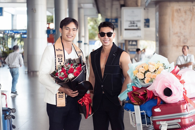 Nhìn lại hành trình của Huỳnh Võ Hoàng Sơn tại Mister Universe Tourism 2023, người hâm mộ ấn tượng nhiều bởi vẻ đẹp, sự tự tin và bản lĩnh anh mang đến cuộc thi. Anh có sự đầu tư chỉn chu về hình thể, thần thái cũng như khả năng tiếng Anh "nuốt mic".