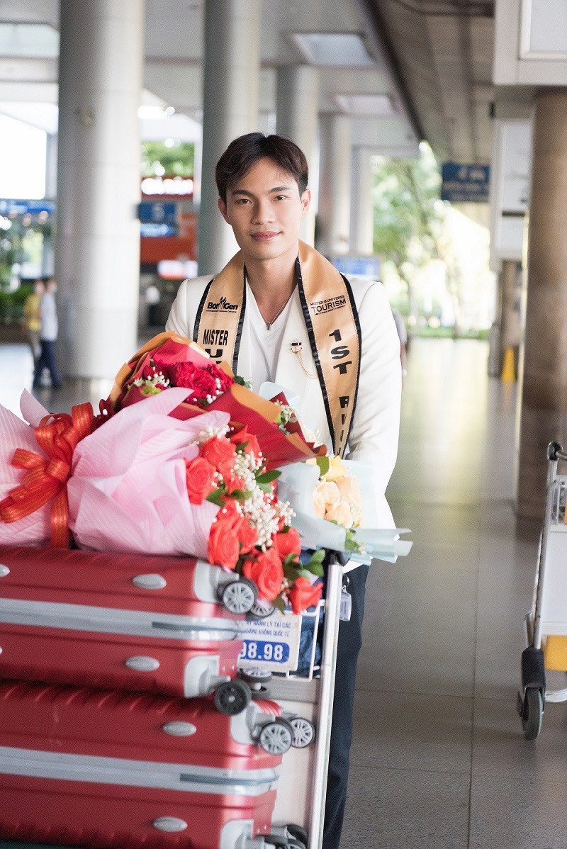 Xuất sắc giành ngôi vị Á vương 1 tại cuộc thi Mister Universe Tourism - Nam vương Du lịch Hoàn vũ 2023, đại diện Việt Nam – Huỳnh Võ Hoàng Sơn nhận về nhiều lời khen ngợi của người hâm mộ. Bên cạnh những phần thể hiện ấn tượng, ứng xử "nuốt mic", khán giả bất ngờ hơn khi anh giành chiến thắng giải thưởng phụ quan trọng National Costume – Trang phục dân tộc đẹp nhất với thiết kế đến từ NTK Tuấn Hải.