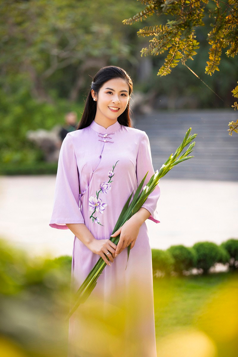 Hoa hau Ngoc Han dien phap phuc van canh chua sau hon le