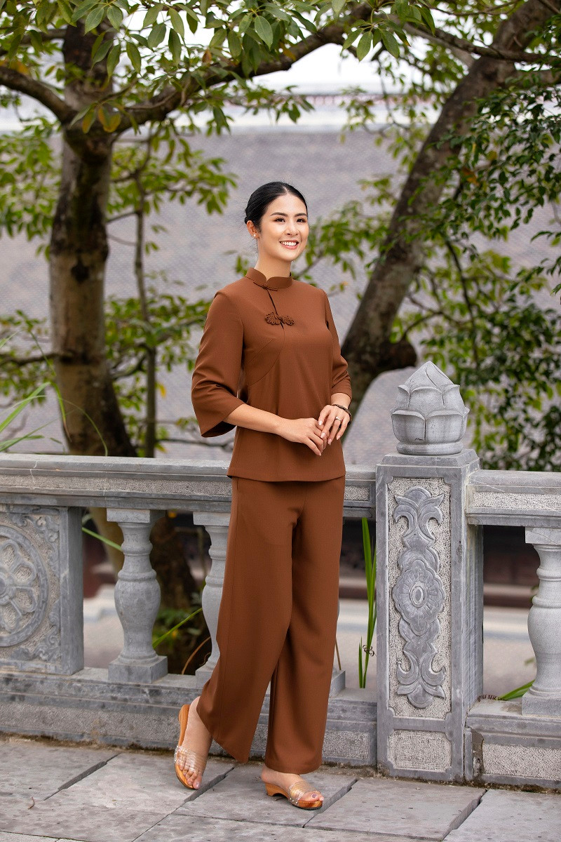 Không chỉ góp vốn đầu tư vào một thương hiệu thời trang nam, cô còn sở hữu showroom áo dài mang tên mình.