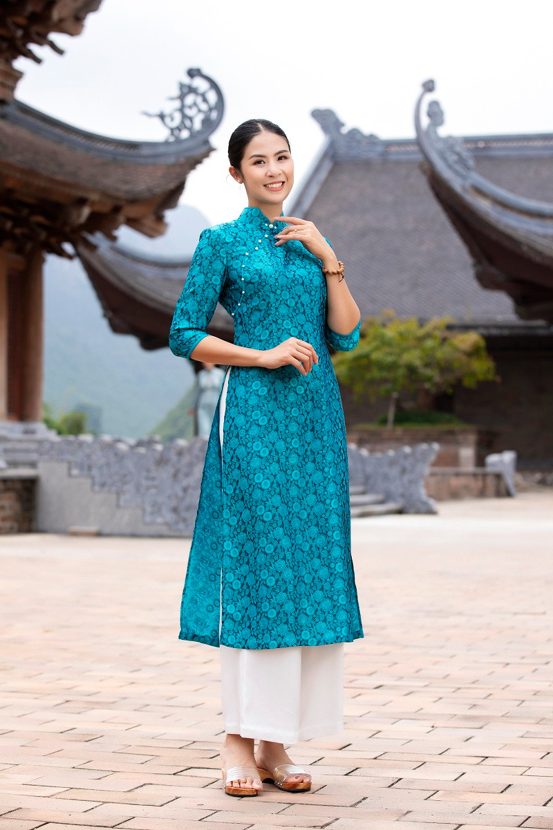 Hoa hậu Việt Nam 2010 khoe vẻ đẹp dịu dàng qua các mẫu đồ lam và áo dài.