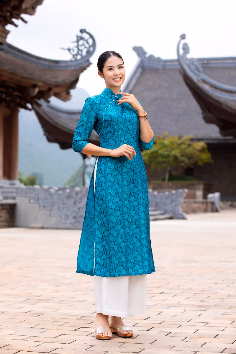 Hoa hậu Việt Nam 2010 khoe vẻ đẹp dịu dàng qua các mẫu đồ lam và áo dài.