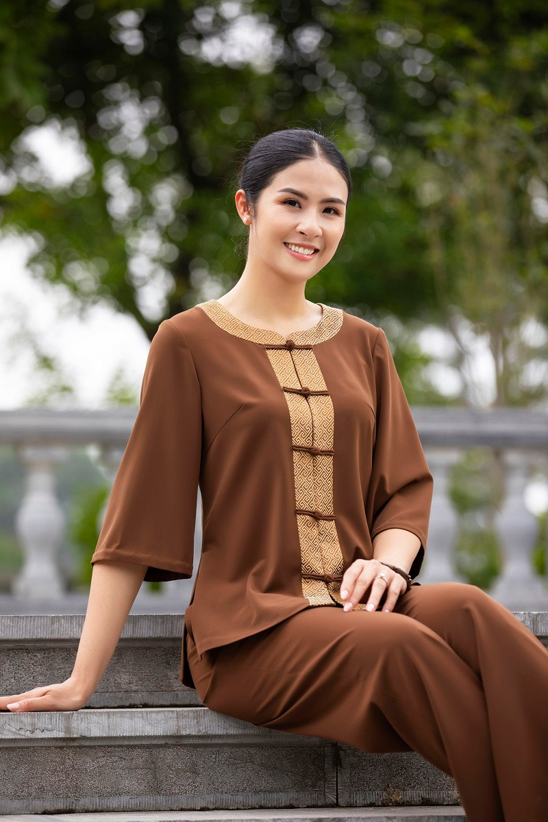 Ngọc Hân cũng giữ chức giám đốc đối ngoại của một tập đoàn kinh tế và phó tổng giám đốc của một công ty về bất động sản nghỉ dưỡng.