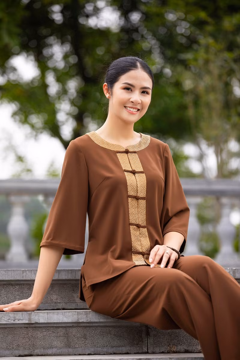 Ngọc Hân cũng giữ chức giám đốc đối ngoại của một tập đoàn kinh tế và phó tổng giám đốc của một công ty về bất động sản nghỉ dưỡng.