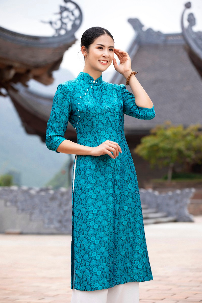 Bận rộn nhiều công việc sau hôn lễ, Ngọc Hân vẫn sắp xếp thời gian chụp bộ sưu tập mới cho người chị thân thiết - NTK Hà Bùi.