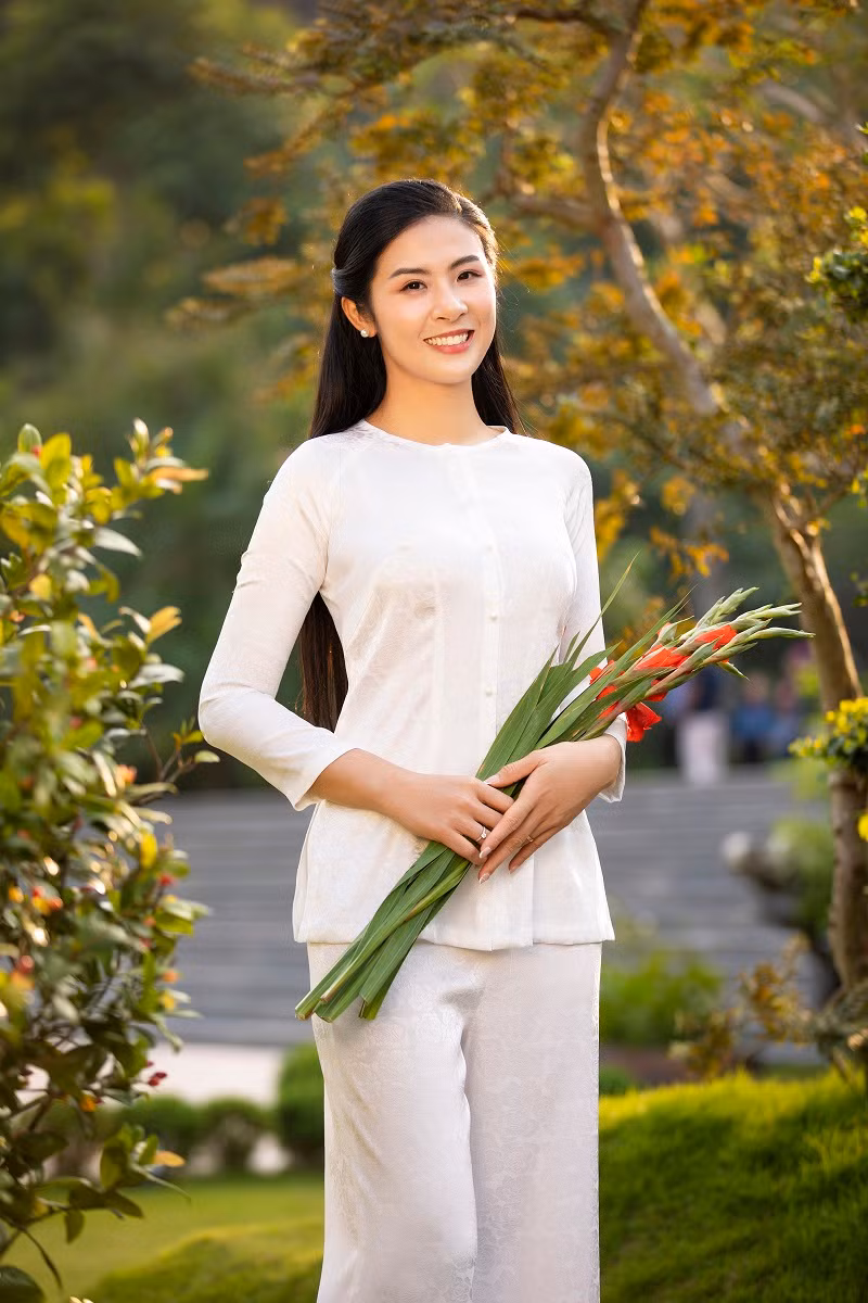 Cô bận rộn chuẩn bị bộ sưu tập áo dài xuân, nhận lời ghi hình một số chương trình Tết.