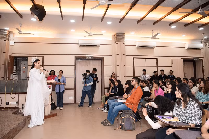 Đến với sinh viên Đại học Xavier, Hoa hậu Bảo Ngọc tự tin trao đổi, lắng nghe và chia sẻ những vấn đề về bình đẳng giới.