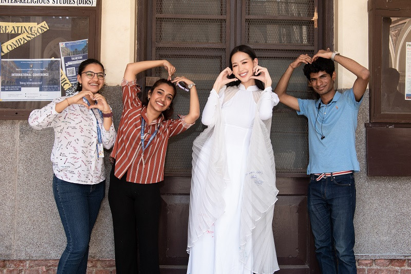 Cô tạo dáng nhí nhảnh bên các bạn sinh viên.