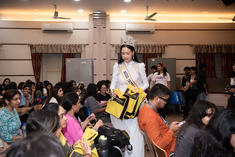 Nàng hậu cũng tiết lộ, mình đang tâm tư một dự án mang tính quốc tế để tiếp tục lan tỏa những thông điệp không chỉ về bình đẳng giới mà còn về nhiều vấn đề trong xã hội, nhằm truyền cảm hứng đến cộng đồng người trẻ trên thế giới.