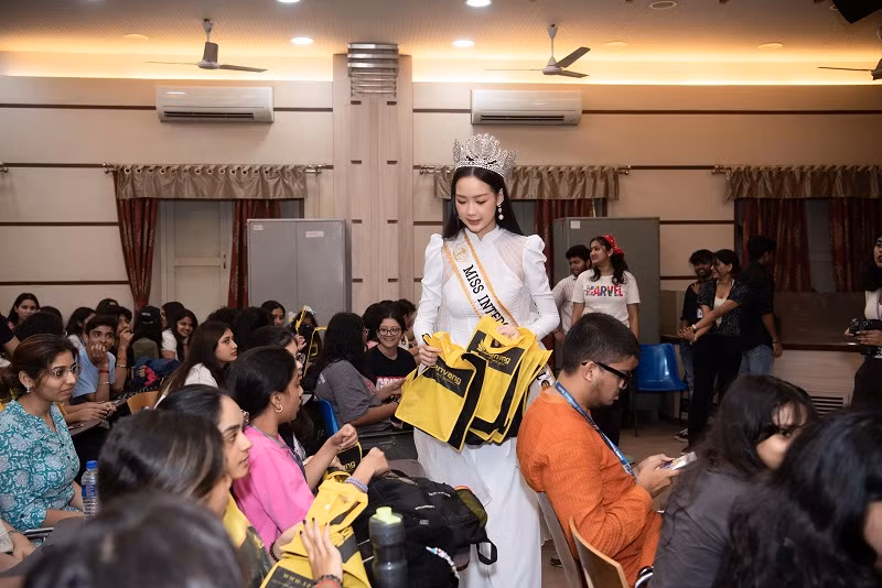 Nàng hậu cũng tiết lộ, mình đang tâm tư một dự án mang tính quốc tế để tiếp tục lan tỏa những thông điệp không chỉ về bình đẳng giới mà còn về nhiều vấn đề trong xã hội, nhằm truyền cảm hứng đến cộng đồng người trẻ trên thế giới.