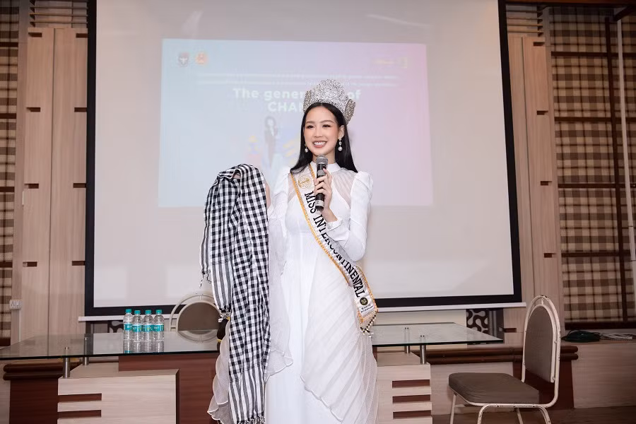 Buổi diễn thuyết kết thúc trong niềm vui và sự thích thú của sinh viên trường Xavier trước món quà là những chiếc khăn rằn đến từ Việt Nam của Miss Intercontinental Bảo Ngọc.