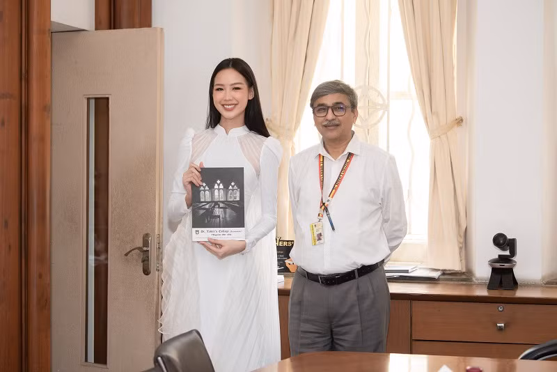 Nàng hậu được đón tiếp bởi đích thân Hiệu trưởng của trường. Thầy chia sẻ các giảng viên, sinh viên rất hào hứng khi được Hoa hậu Liên lục địa ghé thăm và có buổi trò chuyện, truyền cảm hứng đến các bạn trẻ nơi đây.