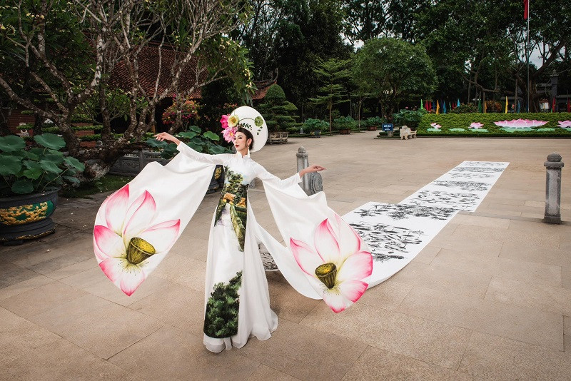 Điểm nhấn độc đáo của BST là 2 thiết kế với tà áo dài tới 20 mét, do mẫu nhí 8 tuổi Lê Nhã Uyên và Top 6 Miss International Queen Vietnam Nguyễn Vũ Hà Anh (trong ảnh) thể hiện.