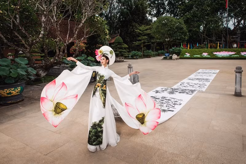 Điểm nhấn độc đáo của BST là 2 thiết kế với tà áo dài tới 20 mét, do mẫu nhí 8 tuổi Lê Nhã Uyên và Top 6 Miss International Queen Vietnam Nguyễn Vũ Hà Anh (trong ảnh) thể hiện.