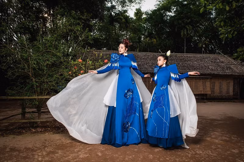 Mau nhi Le Nha Uyen dien ao dai 20 met mung sinh nhat Bac