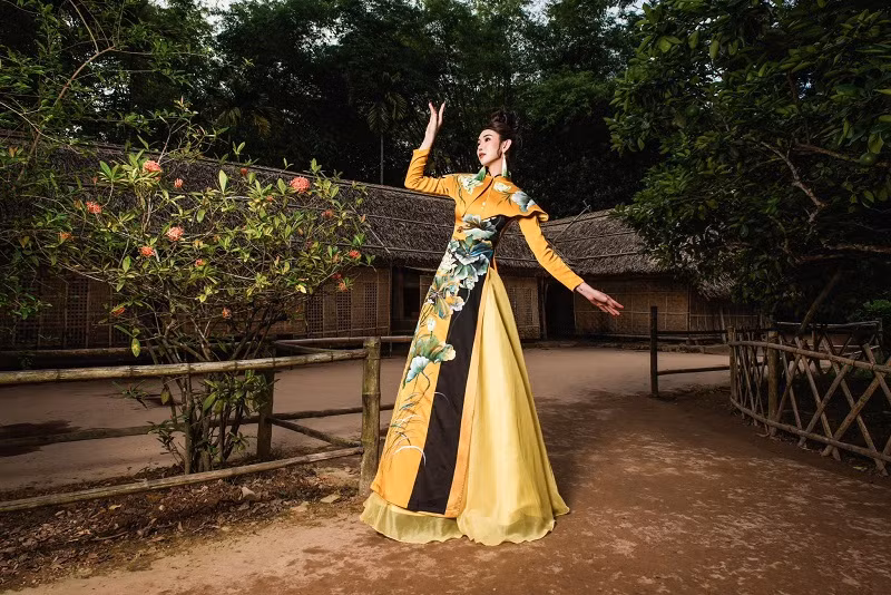 Top 6 Miss International Queen Vietnam Nguyễn Vũ Hà Anh thần thái với trang phục áo dài.