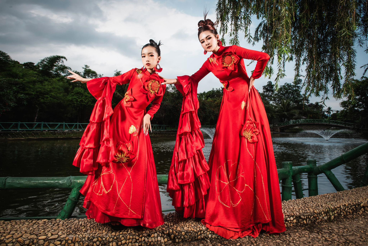 Lê Nhã Uyên cho biết, em rất hào hứng khi được NTK Thạch Linh chọn là người thể hiện thiết kế áo dài đặc biệt này. Để thực hiện bộ hình, em đã cùng gia đình và ê-kíp NTK Thạch Linh về Làng Sen quê Bác trong những ngày tháng 5 cận kề sinh nhật Chủ tịch Hồ Chí Minh lần thứ 133. Chuyến thăm quê hương Bác Hồ và hoàn thiện khâu hình ảnh cho BST “Sen – Kính dâng Người” đã mang đến cho cô nhóc nhiều trải nghiệm ý nghĩa.