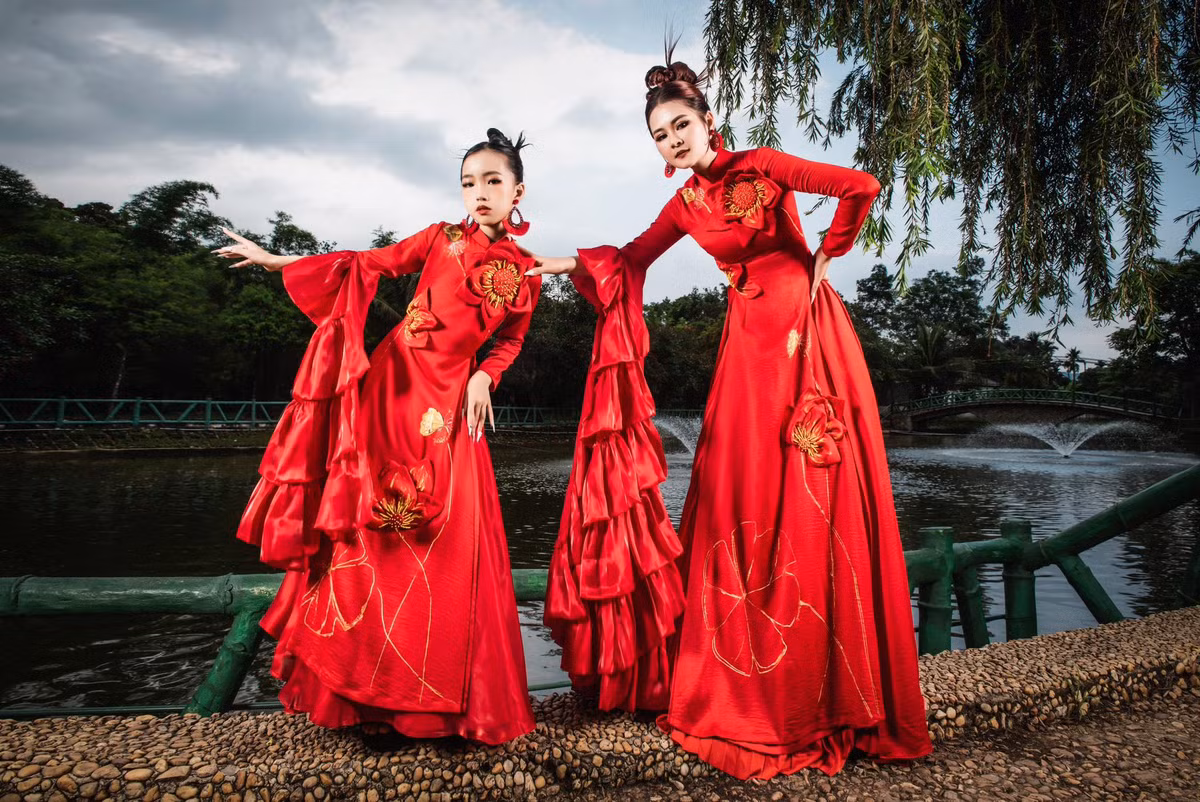 Lê Nhã Uyên cho biết, em rất hào hứng khi được NTK Thạch Linh chọn là người thể hiện thiết kế áo dài đặc biệt này. Để thực hiện bộ hình, em đã cùng gia đình và ê-kíp NTK Thạch Linh về Làng Sen quê Bác trong những ngày tháng 5 cận kề sinh nhật Chủ tịch Hồ Chí Minh lần thứ 133. Chuyến thăm quê hương Bác Hồ và hoàn thiện khâu hình ảnh cho BST “Sen – Kính dâng Người” đã mang đến cho cô nhóc nhiều trải nghiệm ý nghĩa.