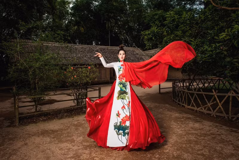 BST áo dài “Sen – Kính dâng Người” là sản phẩm thuộc dự án “Quảng bá Việt Nam 2023” được Thạch Linh khởi xướng nhằm lan tỏa hình ảnh áo dài.