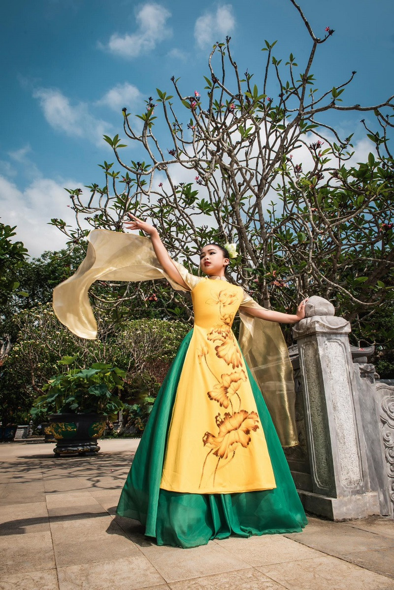 Trong đó, các thiết kế áo dài đều được gắn liền với các danh lam thắng cảnh ở Việt Nam, mỗi tỉnh thành sẽ là một BST mang đặc trưng riêng.