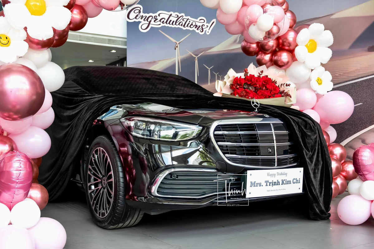 Món quà mà Trịnh Kim Chi nhận được từ chồng doanh nhân là chiếc xe màu đen sang trọng của một thương hiệu nổi tiếng.