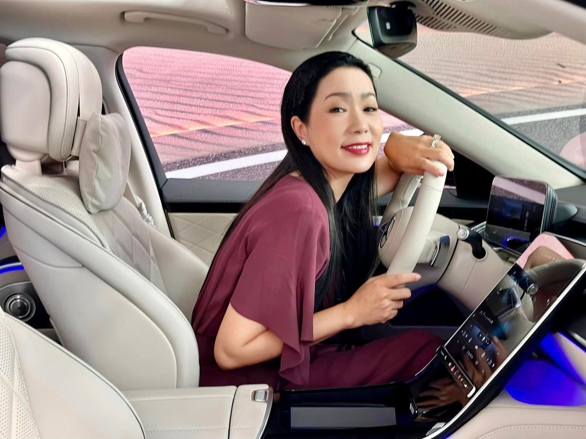 Người đẹp hạnh phúc với món quà sinh nhật sớm từ chồng.