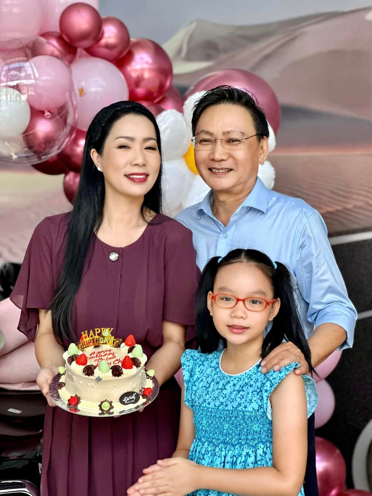 Vợ chồng Trịnh Kim Chi và con gái trong lễ bàn giao xe.