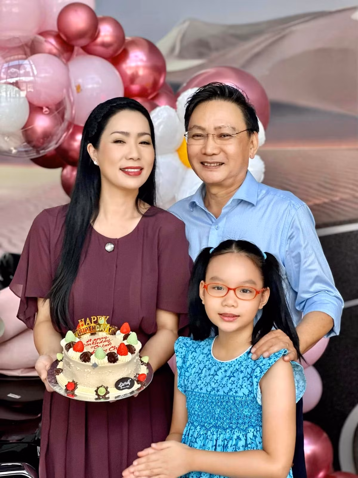 Vợ chồng Trịnh Kim Chi và con gái trong lễ bàn giao xe.