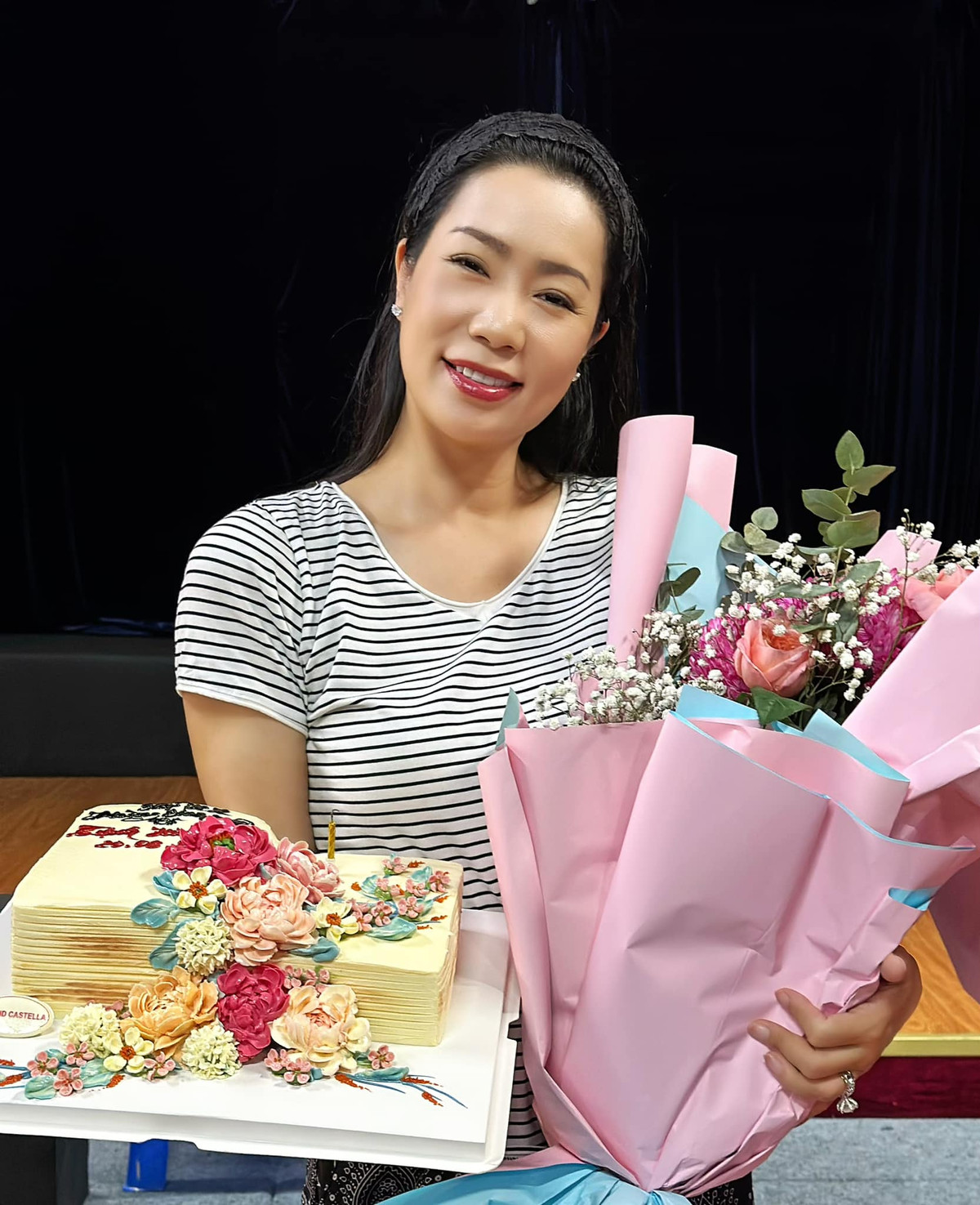 Không chỉ khoe quà sinh nhật khủng, Trịnh Kim Chi còn đăng ảnh được tổ chức sinh nhật bất ngờ.