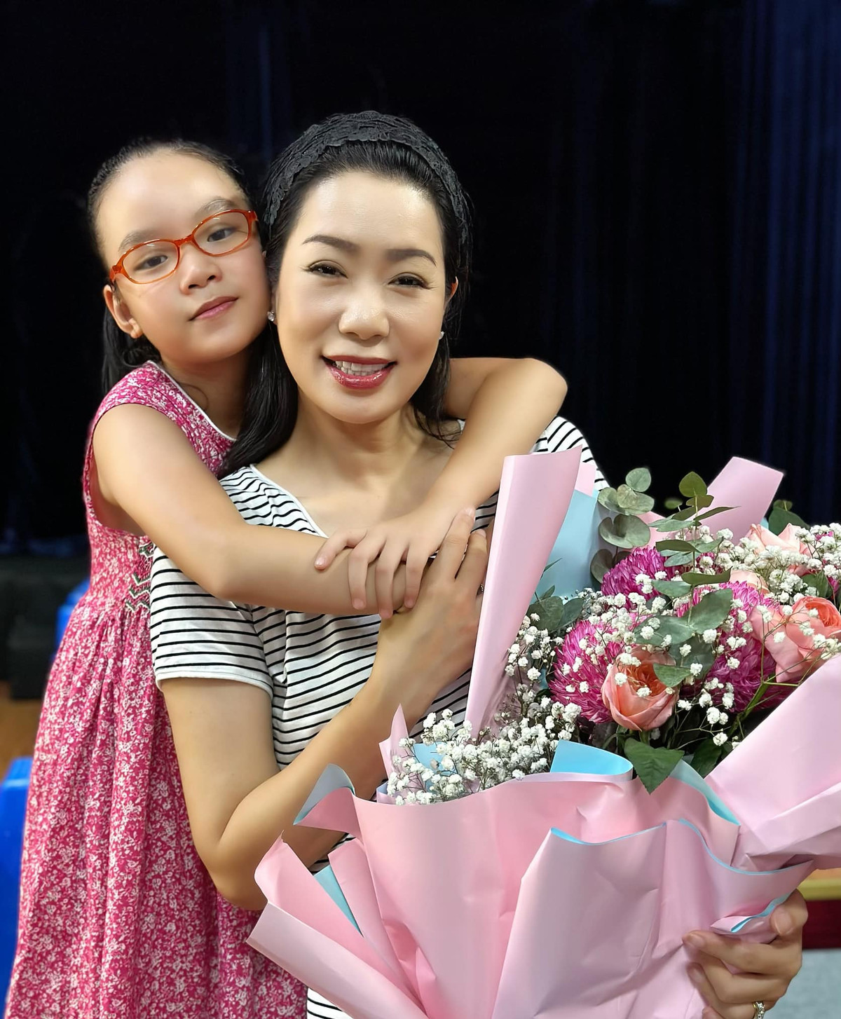 Vợ chồng Trịnh Kim Chi quen và yêu nhau năm 1999. Năm 2000 cặp đôi chính thức nên duyên vợ chồng và có chung hai cô con gái. Sau 23 năm bên nhau, cả hai vẫn hạnh phúc, mặn nồng.