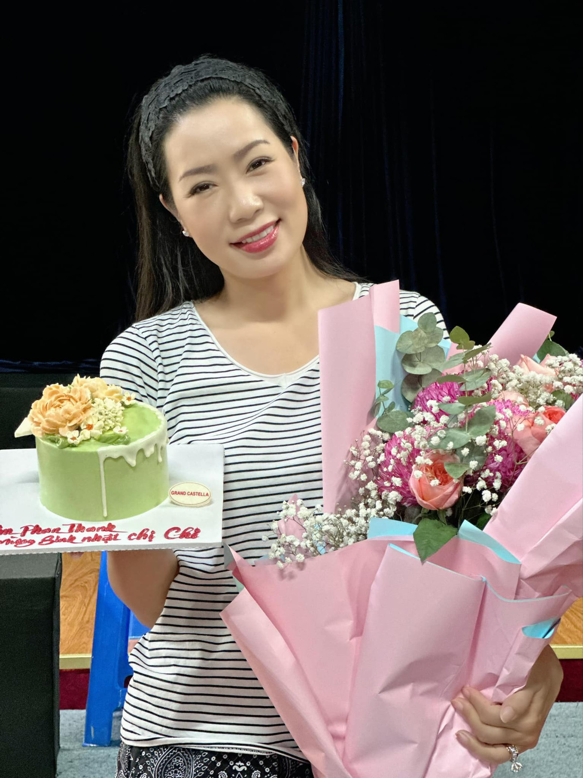 Không chỉ có sự nghiệp thành công, hôn nhân hạnh phúc, Trịnh Kim Chi còn giữ được sắc vóc trẻ trung, xinh đẹp ở tuổi 52.