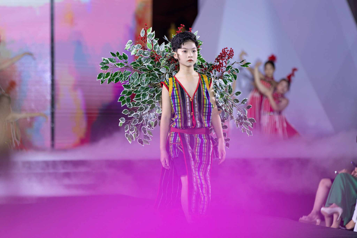 Xuất hiện trong bộ sưu tập mang đậm tính chất truyền thống dân tộc Tây Nguyên của NTK Đắc Ngọc, Phong Thiên thể hiện những bước đi chuyên nghiệp, tự tin, đầy cuốn hút với trang phục lấy cảm hứng từ văn hoá dân tộc Ê-đê.