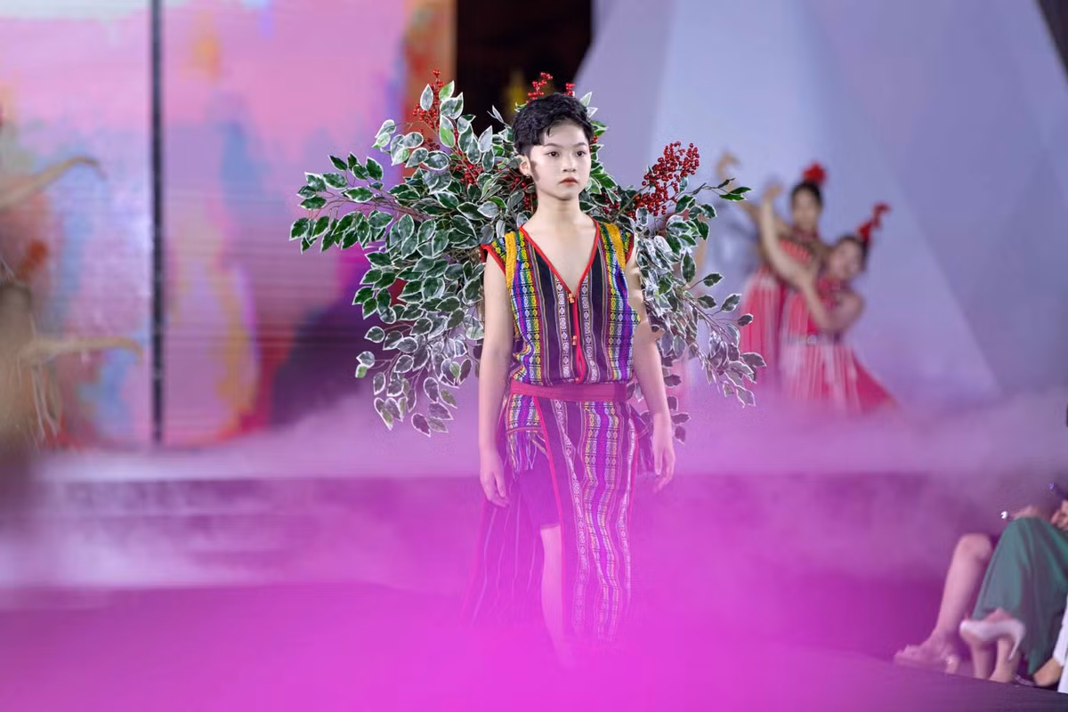 Xuất hiện trong bộ sưu tập mang đậm tính chất truyền thống dân tộc Tây Nguyên của NTK Đắc Ngọc, Phong Thiên thể hiện những bước đi chuyên nghiệp, tự tin, đầy cuốn hút với trang phục lấy cảm hứng từ văn hoá dân tộc Ê-đê.