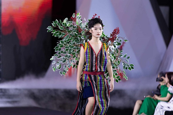 Những thiết kế trên chất liệu thổ cẩm của NTK Đắc Ngọc được thực hiện tỉ mỉ từng đường kim mũi chỉ. Những đường cắt xẻ cũng được tính toán chu đáo nhất để mang lại hiệu quả về tính ứng dụng và thẩm mỹ cho trang phục.