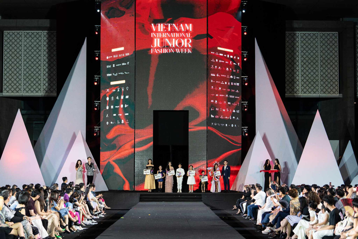 Sau khi giành giải quán quân So Yo Think You Can Model 2022, mẫu nhí Phong Thiên liên tục xuất hiện trong nhiều chương trình thời trang, điện ảnh và cả âm nhạc. Tháng 7 vừa qua, ngôi sao nhí đã góp mặt trong 2 đêm liveshow “Tình con” của danh ca Ngọc Sơn.