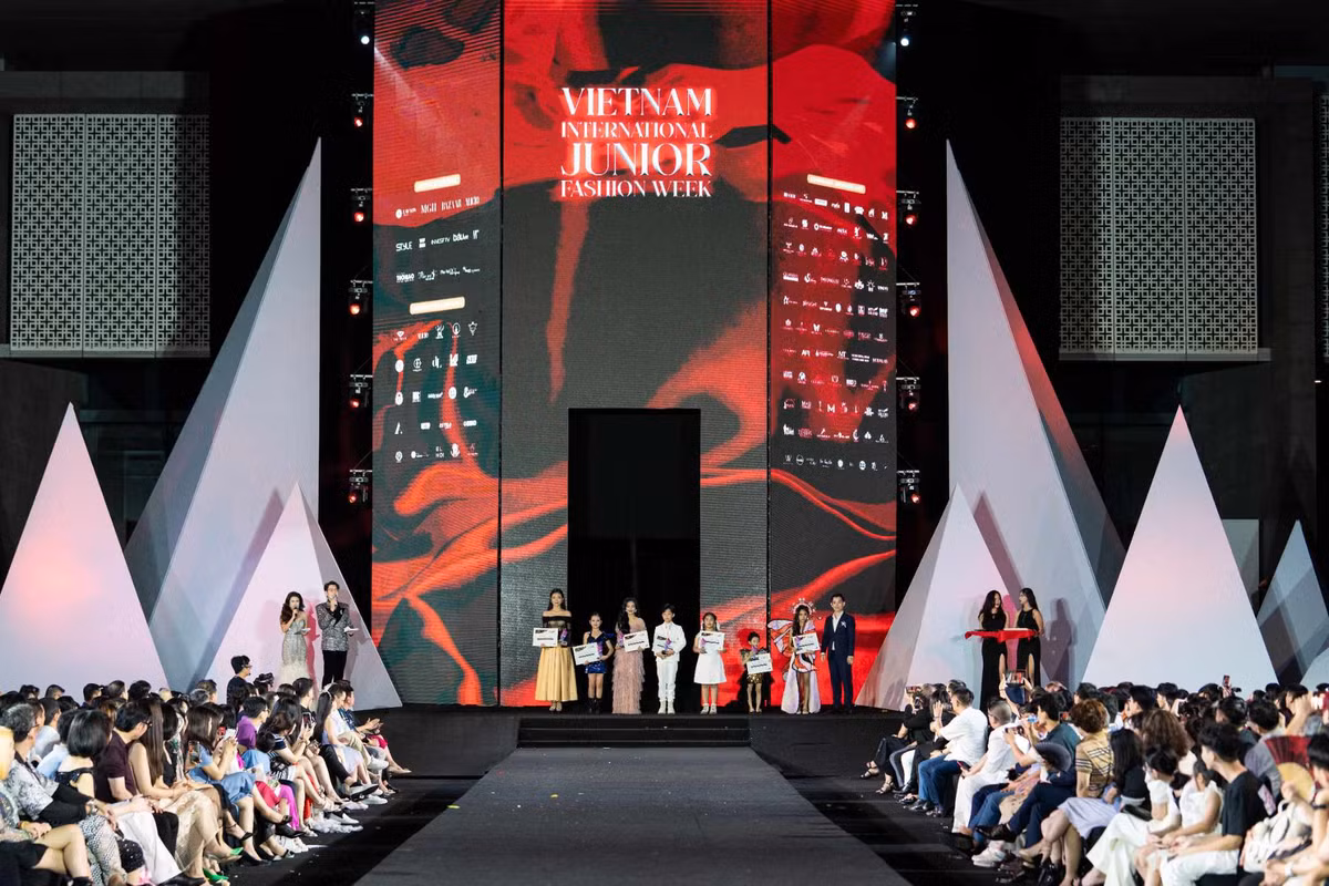 Sau khi giành giải quán quân So Yo Think You Can Model 2022, mẫu nhí Phong Thiên liên tục xuất hiện trong nhiều chương trình thời trang, điện ảnh và cả âm nhạc. Tháng 7 vừa qua, ngôi sao nhí đã góp mặt trong 2 đêm liveshow “Tình con” của danh ca Ngọc Sơn.