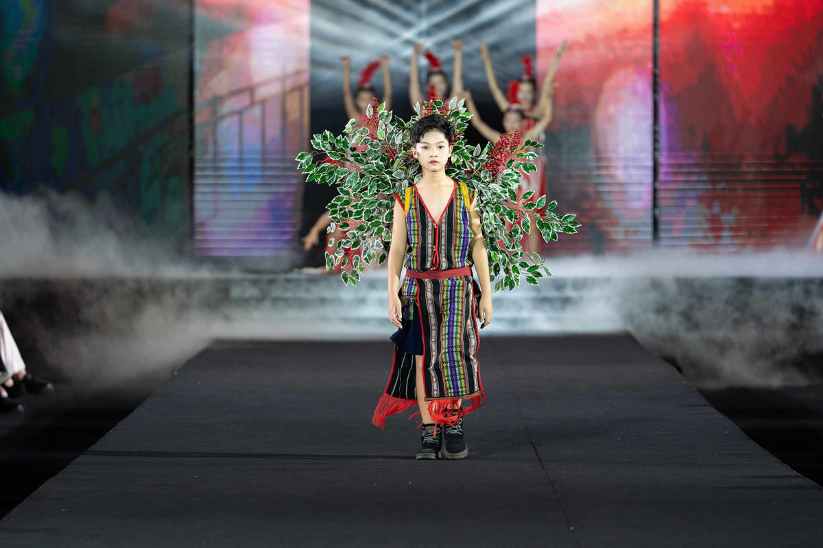 Được biết, Phong Thiên là một trong 8 gương mặt mẫu nhí đại diện cho Tuần lễ Thời trang trẻ em 2023. Đặc biệt hơn, trong sự kiện này mẫu nhí Phong Thiên còn nhận giải Star Kid International 2023.