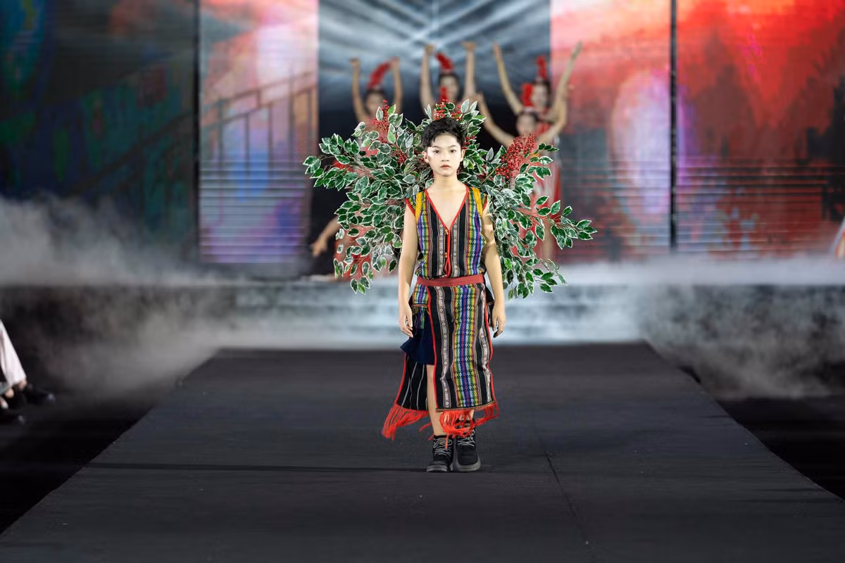 Được biết, Phong Thiên là một trong 8 gương mặt mẫu nhí đại diện cho Tuần lễ Thời trang trẻ em 2023. Đặc biệt hơn, trong sự kiện này mẫu nhí Phong Thiên còn nhận giải Star Kid International 2023.