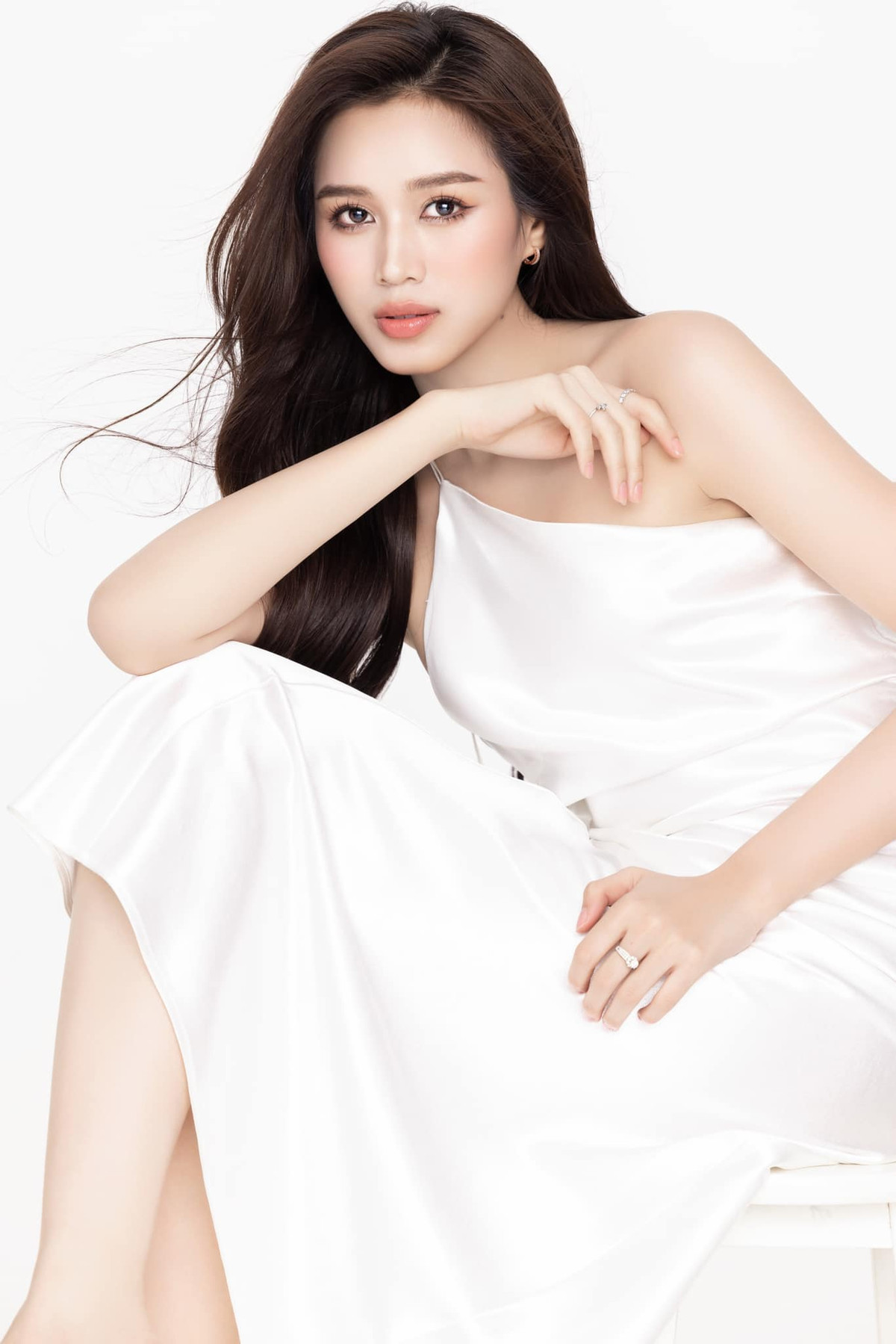 Bên cạnh đó, Hoa hậu Đỗ Thị Hà vẫn chuyên tâm học hành. Hiện tại, Đỗ Hà vừa kết thúc quá trình học tại trường Đại học Kinh tế Quốc dân và đang đợi lấy bằng cử nhân Luật kinh doanh. Cô cũng dự định theo học chương trình Thạc sĩ.