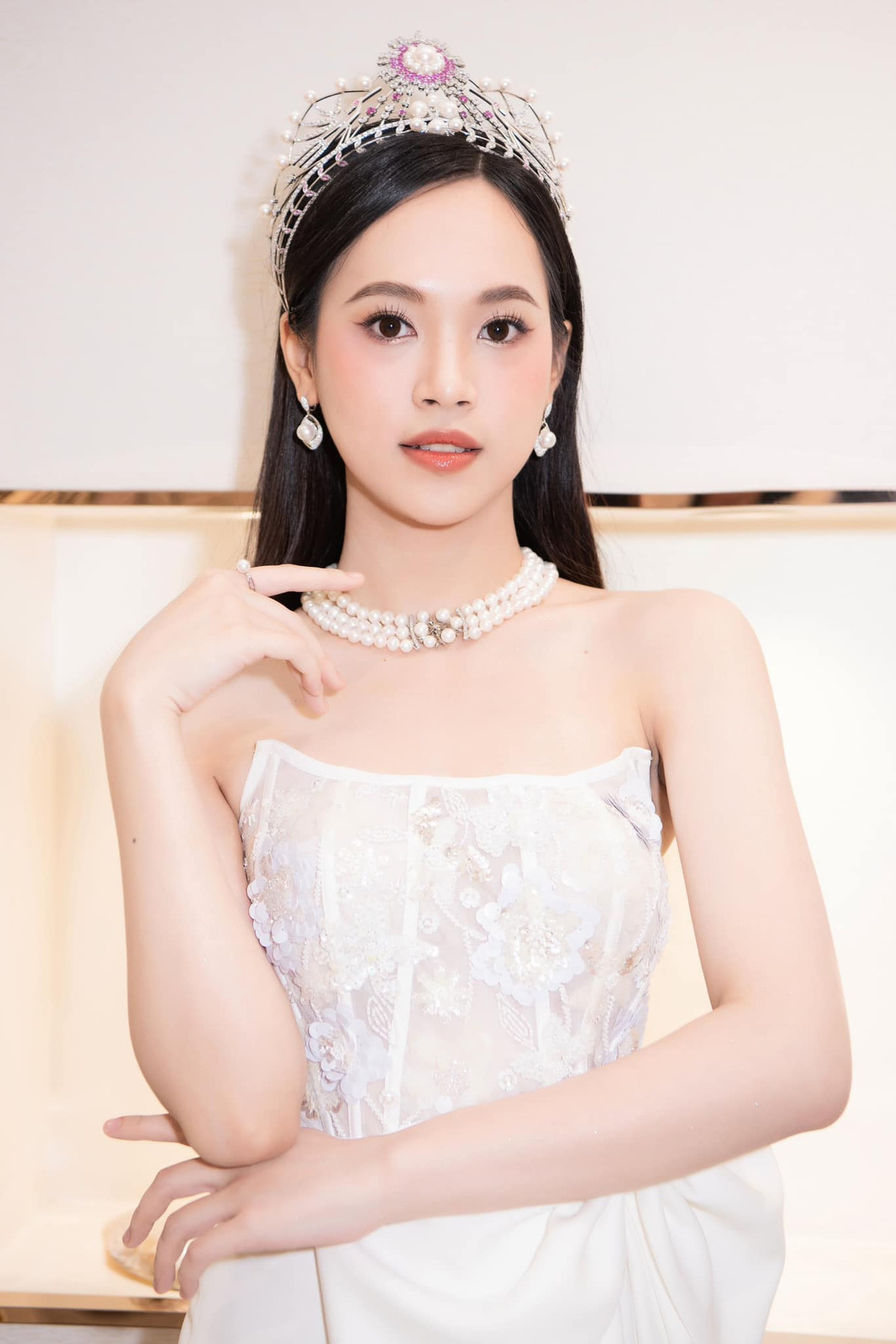 Mỹ nhân sinh năm 2002 sở hữu nhan sắc xinh đẹp với gương mặt thanh tú, vóc dáng gợi cảm.