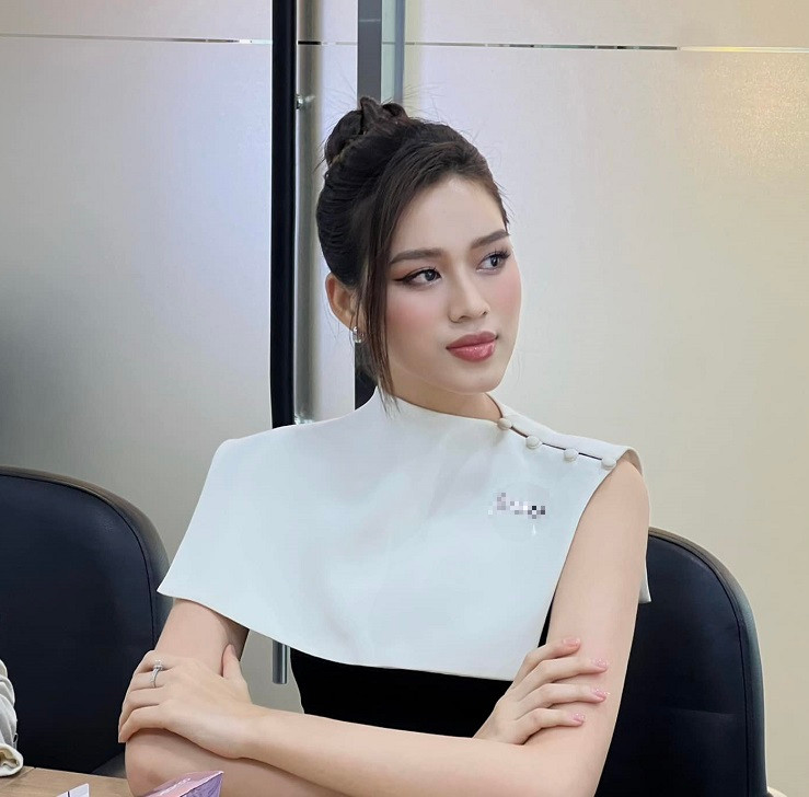 “Đây là bước đi táo bạo, liều lĩnh của Hà nhưng đó cũng là thử thách để tôi không ngừng trưởng thành, cố gắng trở thành một phiên bản hoàn thiện của bản thân. Nhiều người luôn nghĩ về danh xưng hoa hậu với những cụm từ đi kèm mang chiều hướng tiêu cực như “đại gia”, “thiếu gia”, “con dâu nhà hào môn”,.. Còn tôi, tôi muốn trở thành đại gia, thành phú bà của chính cuộc đời mình”, Đỗ Hà cho biết.