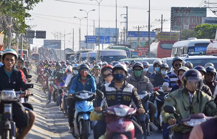 Trong khi đó, tại các bến xe miền Tây, miền Đông lượng khách đổ về cũng tăng cao, từng đoàn xe khách ở các tỉnh nối đuôi nhau để vào bến trả khách.