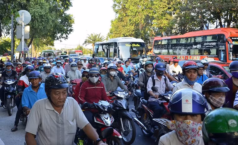 Các tuyến đường xung quanh bến xe cũng ken cứng phương tiện và xếp hàng dài để chờ vào bến.