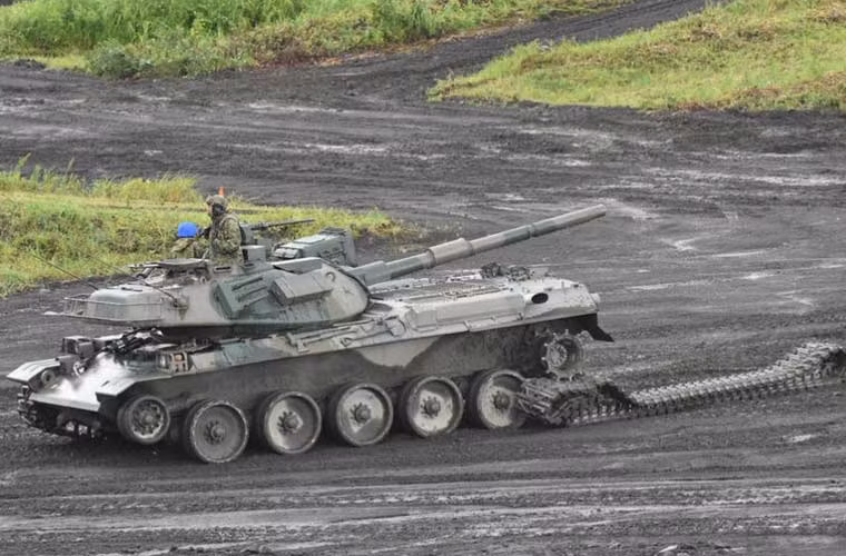 Vụ việc hi hữu này xảy ra trong khuôn khổ tập trận thường niên của lực lượng Phòng vệ Nhật Bản (JSDF) vào hôm 18/8. Ảnh: Chiếc xe tăng Type 74 đứt xích bất động hoàn toàn.