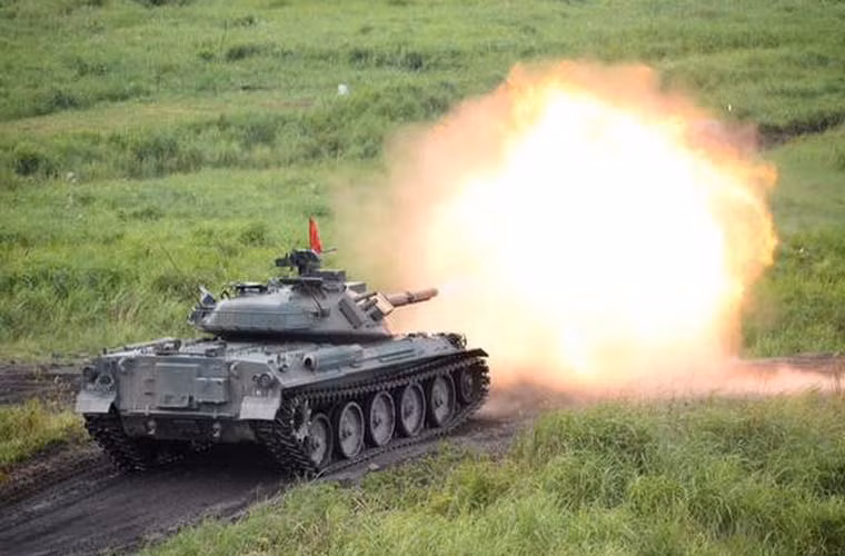 Type 74 được trang bị pháo rãnh xoắn 105mm có khả năng bắn hầu hết các loại đạn tiêu chuẩn NATO.