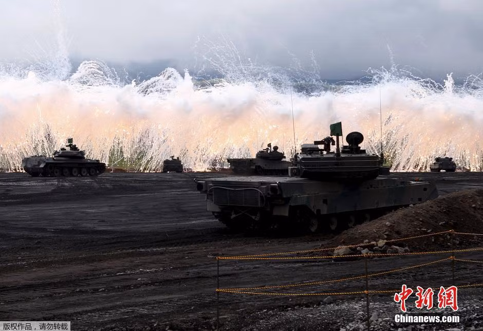 Xe tăng Type 90 trong diễn tập.
