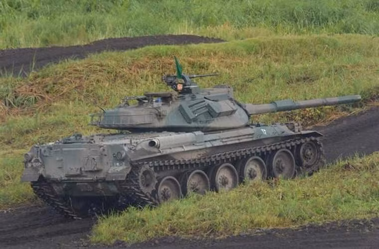 Type 74 là một trong ba loại xe tăng chủ lực của JSDF, khoảng 280 chiếc đang phục vụ tích cực. Loại tăng này do hãng Mitsubishi chế tạo với chi phí 5,4 triệu USD/chiếc, nặng 38 tấn, dài 9,41m.